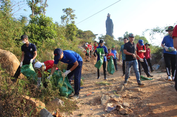 Hàng trăm tình nguyện viên chung tay làm sạch cảnh quan Núi Bà Đen, Tây Ninh